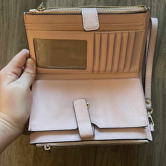 Michael Kors Smartphone Wallet - Picture 3 of 4